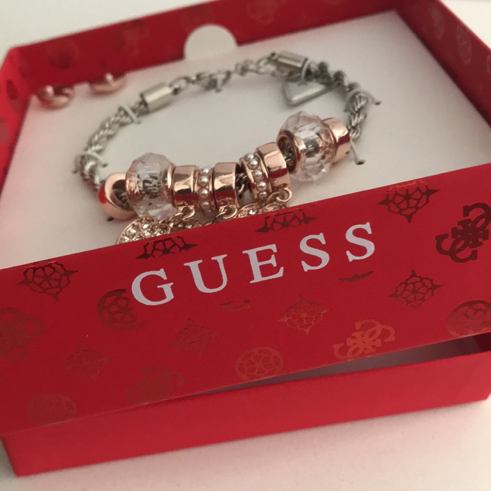 ✨Sold✨Guess Boxed Heart Charm Bracelet & Earring Set New - Picture 9 of 9